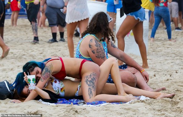 Забавные девушки на пляже