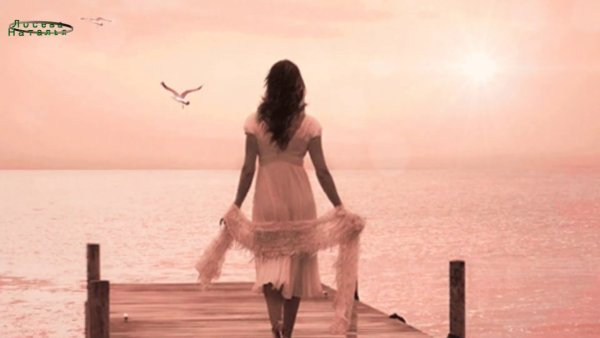 Анимация девушка и море