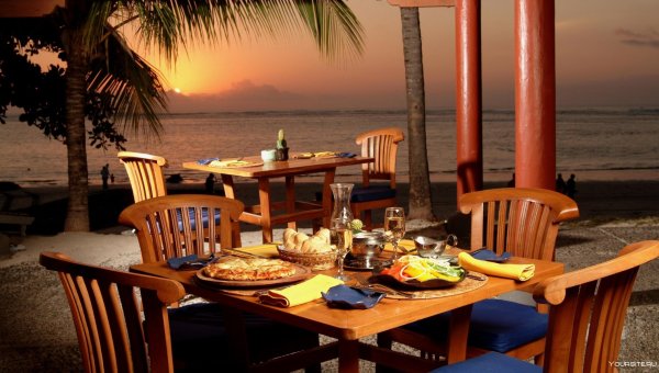 Кафе на берегу океана