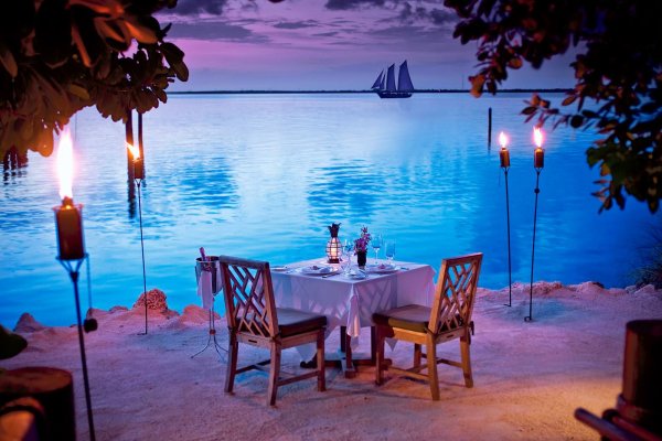 Романтический ужин на берегу