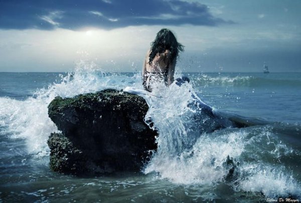 Девушка на берегу бушующего океана