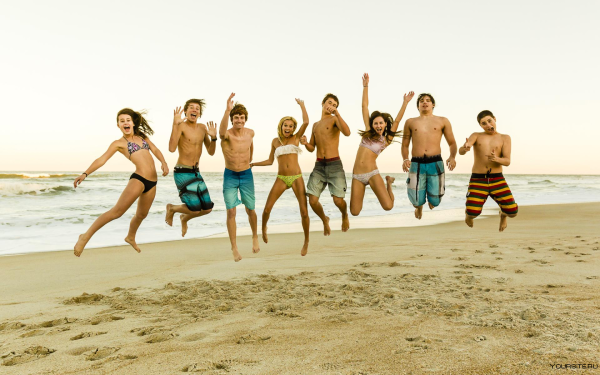 Молодежь на море