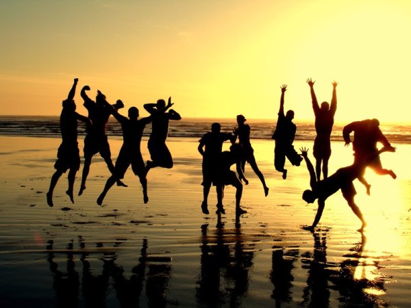 Радостные люди на море