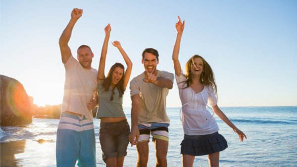 Отдыхающие на пляже