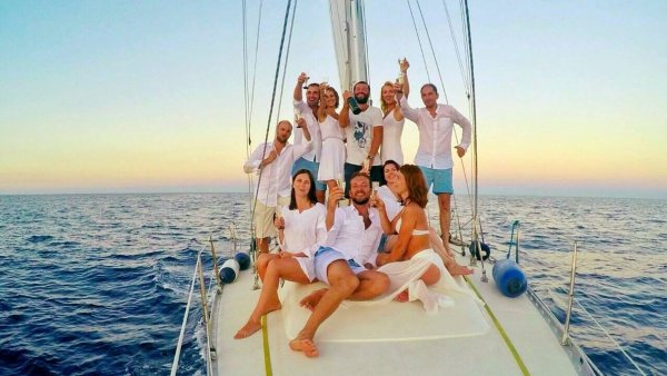 Компания на яхте