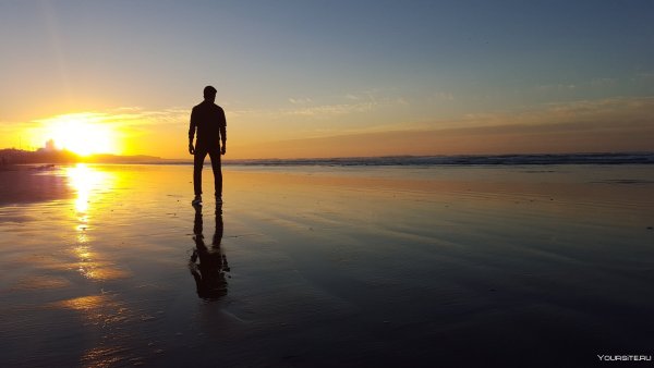 Парень на берегу