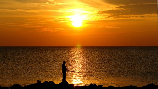 Парень на закате