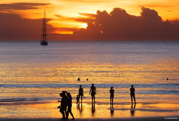 Серфингист на фоне заката