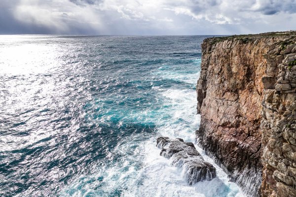 Человек на скале у моря