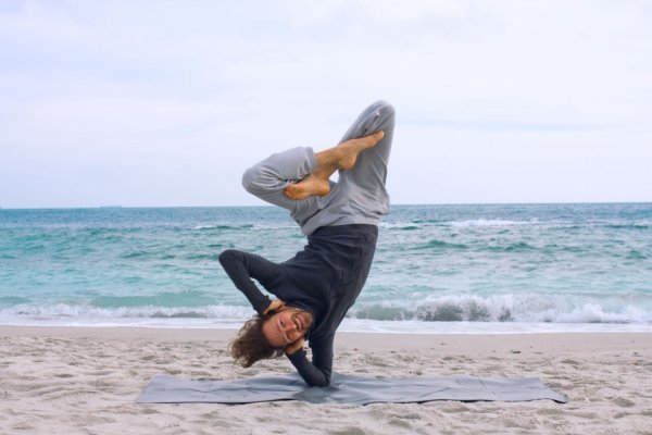 Йога на берегу моря