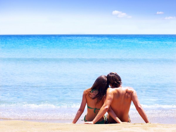 Парень с девушкой на море