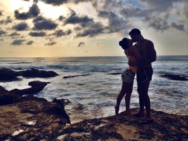 Парень с девушкой на море