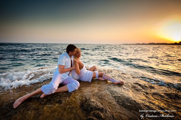 Парень и девушка на берегу