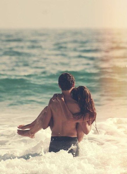 Парень с девушкой на берегу моря