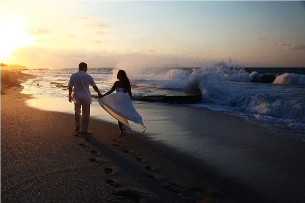 Парень с девушкой на берегу моря