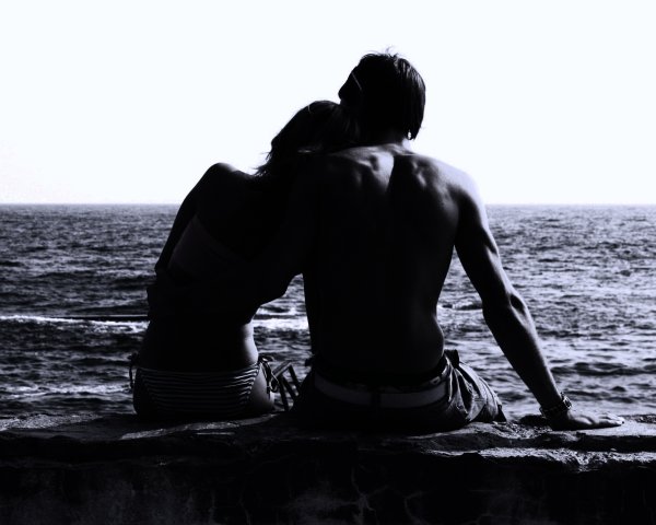 Влюбленная пара на море