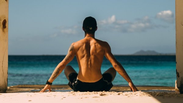 Мужчина на пляже со спины