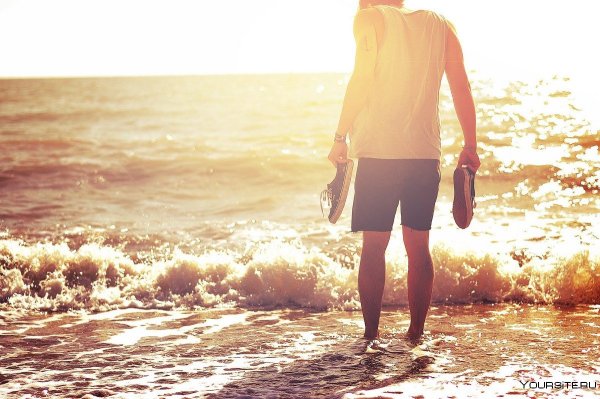 Мужчина на закате у моря