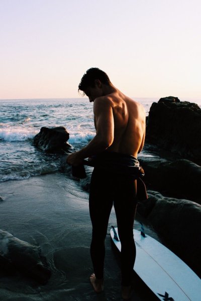 Парень на берегу