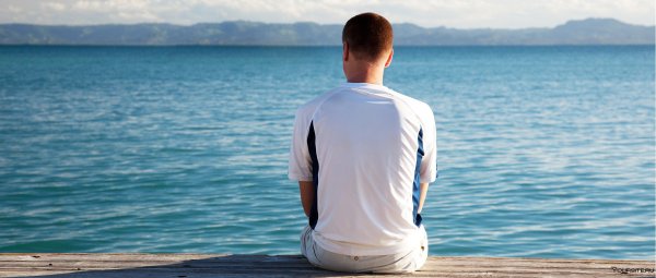 Мужчина на берегу океана