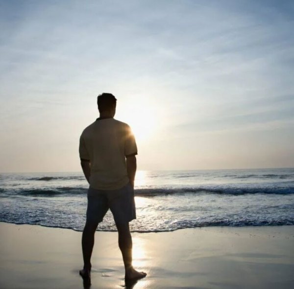 Мужчина спиной у моря