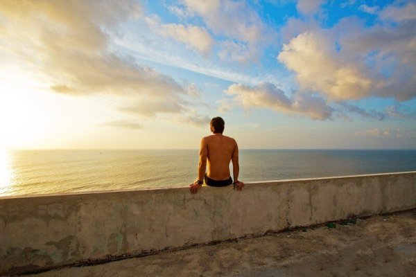 Парень на море