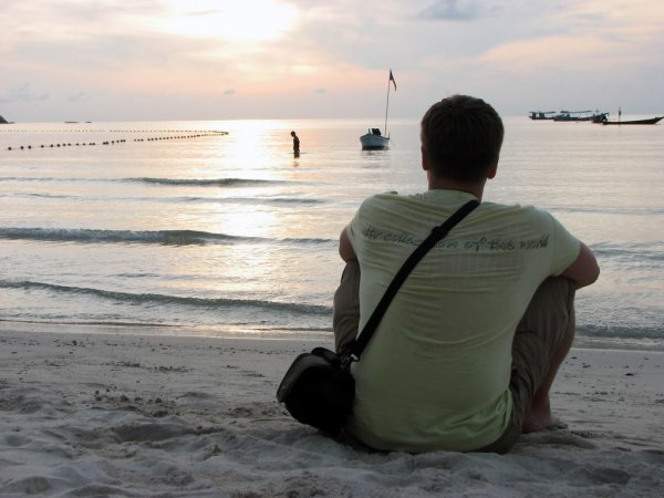 Парень на море