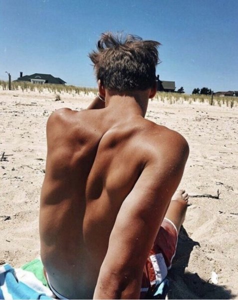 Красивые мужчины на пляже