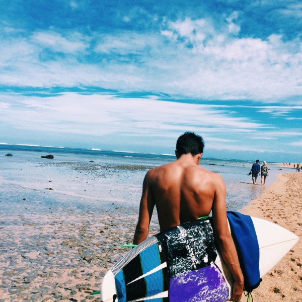 Мужская спина блондин