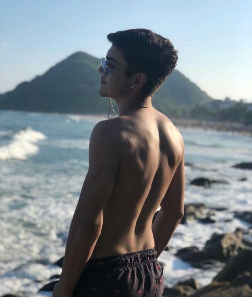 Парень на море спиной