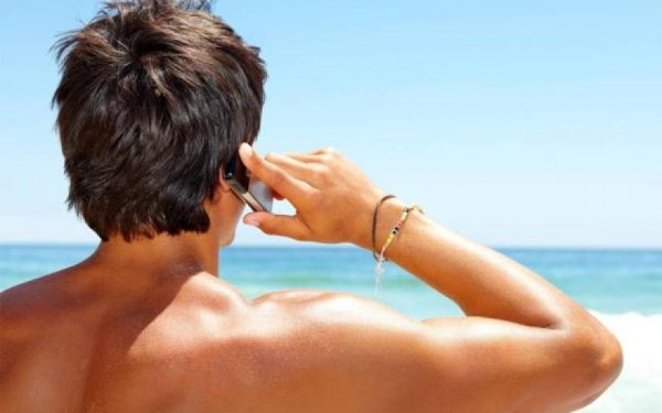 Парень на пляже со спины