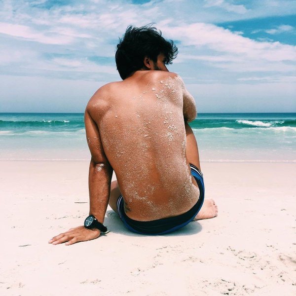 Человек спиной море