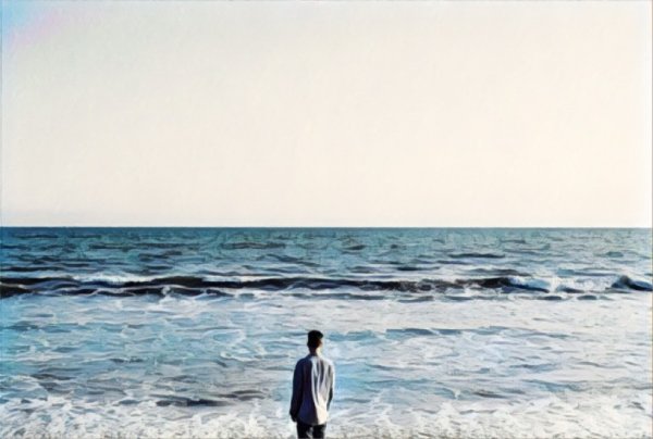 Парень спиной у океана