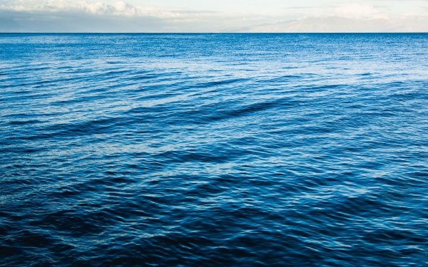 Голубое море