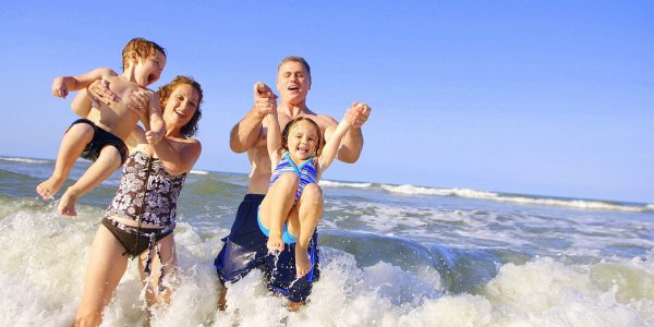 Семья на море