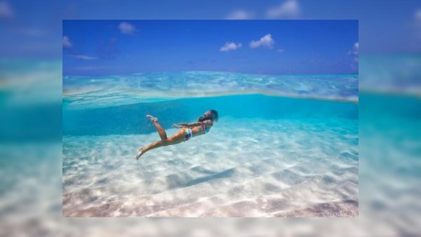 Красивые люди на море