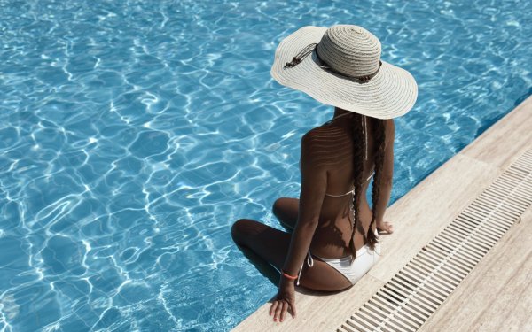 Девушка в шляпе на море