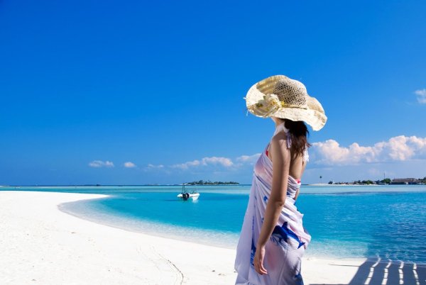 Девочка в шляпке на море