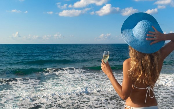 Девушка в шляпе на море