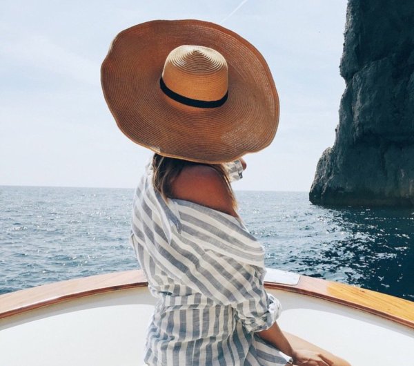 Девушка в соломенной шляпе