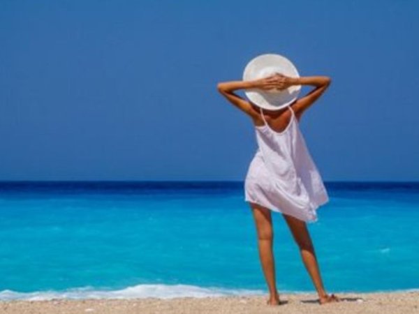 Девушка красная шляпа море