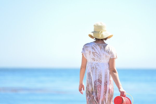 Девушка у моря зимой