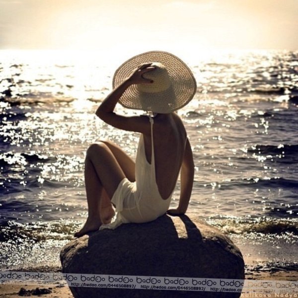 Женщина в шляпе на море