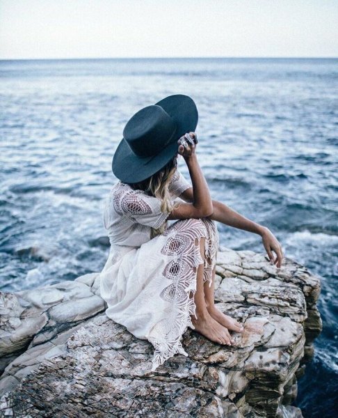 Шляпа на море