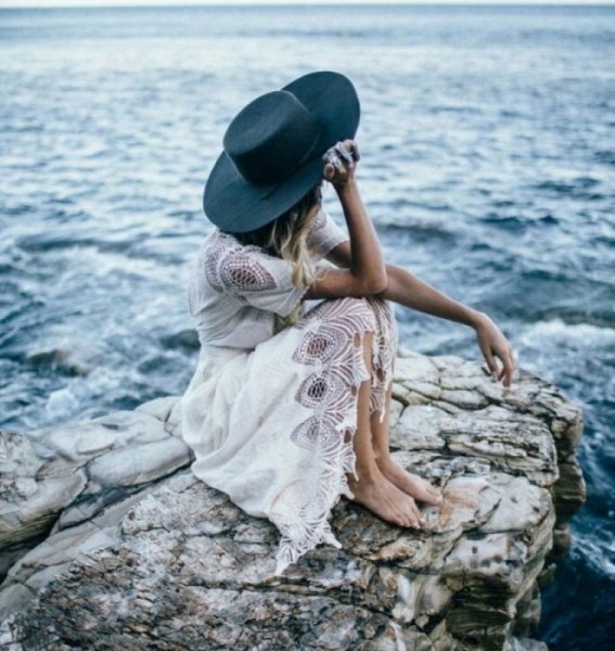Девушка в шляпе на море