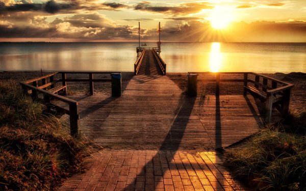 Пирс уходящий в море