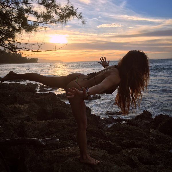 Девушка на фоне моря