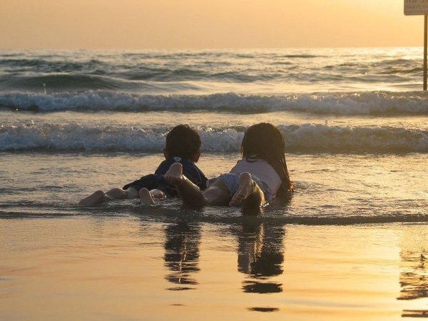 Мальчик и девочка на берегу моря