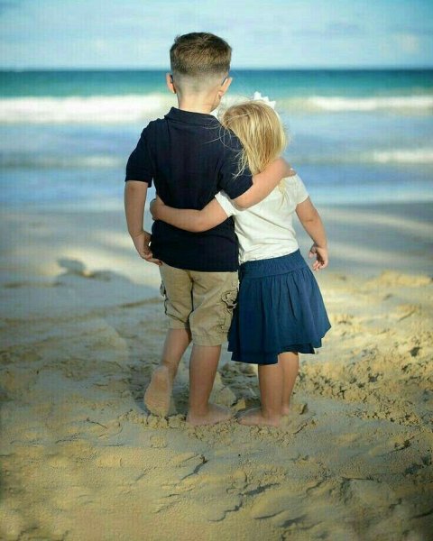 Мальчик и девочка на море