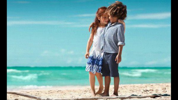 Мальчик и девочка на море